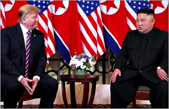 김정은 북한 국무위원장과 도널드 트럼프 미국대통령이 지난 2월 베트남 하노이에서 2차 북미정상회담을 진행하고 있다. (자료사진) ⓒ조선중앙통신