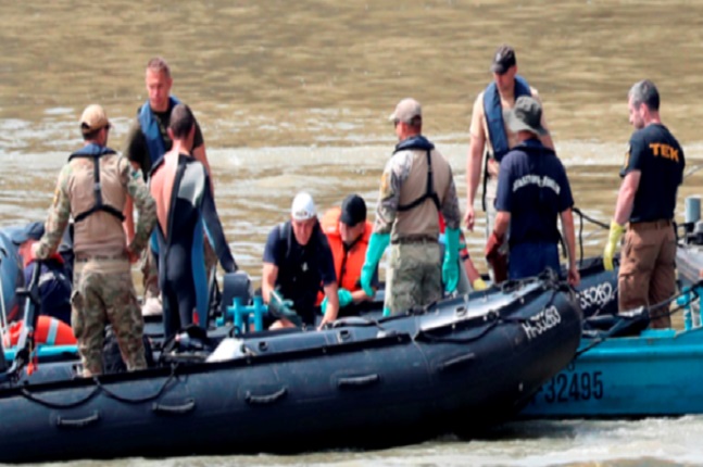 지난 4일 오후 다뉴브강 유람선 침몰 사고 지점인 헝가리 다뉴브강 머르기트 다리 인근에서 한국과 헝가리 수색팀 대원들이 희생자 수습을 하고 있다.ⓒ연합뉴스