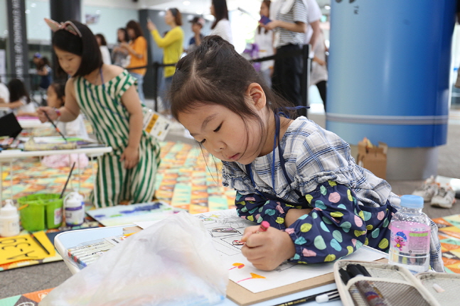 22일 부평 본사 홍보관에서 개최된 제 6회 쉐보레 어린이 그림 그리기 본선대회에 어린이 팬들이 참가하고 있다.ⓒ한국GM