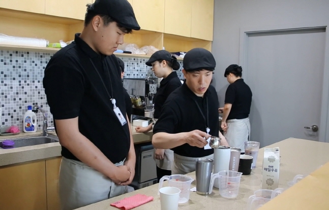 SK이노베이션의 자회사형 장애인 표준사업장 ‘행복키움’이 운영하는 ‘카페 행복’에서 장애인 근로자들이 바리스타 교육을 받고 있다.ⓒSK이노베이션