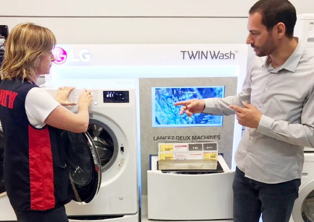 프랑스 최대 가전유통채널 프낙 다르티(Fnac Darty) 매장에서 직원들이 애프터서비스(AS·사후관리) 지표 1위로 선정된 LG전자 세탁기를 소개하고 있다.ⓒLG전자