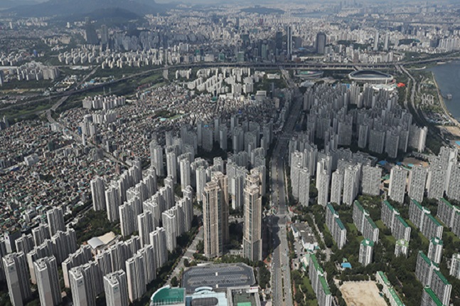 올해 하반기 집값 하락폭은 다소 둔화되겠지만 전반적으로 내림세를 이어갈 것이라는 전망이 나왔다. 사진은 서울의 한 아파트 밀집지역 모습. ⓒ연합뉴스