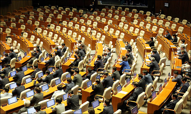 지난 24일 오후 열린 국회 본회의에서 이낙연 국무총리가 추가경정예산안에 대한 시정연설을 하고 있는 가운데 불참한 자유한국당 의원석이 텅 비어 있다. ⓒ데일리안 박항구 기자