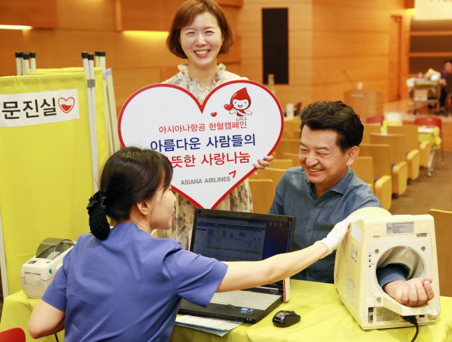 안병석 아시아나항공 경영관리본부장(맨 오른쪽)이 25일 서울 강서구 본사에서 진행된 헌혈 캠페인에 참여해 헌혈을 하고 있다.ⓒ아시아나항공