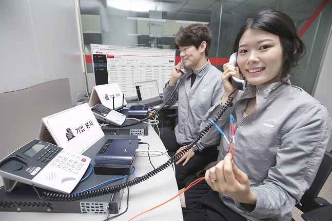 KT 연구원들이 26일 서울 서초구 우면동에 있는 융합기술원에서 기업 전용회선 장애 발생 시 5세대 이동통신(5G) 네트워크 전환과 관련한 테스트를 진행하고 있다.ⓒKT
