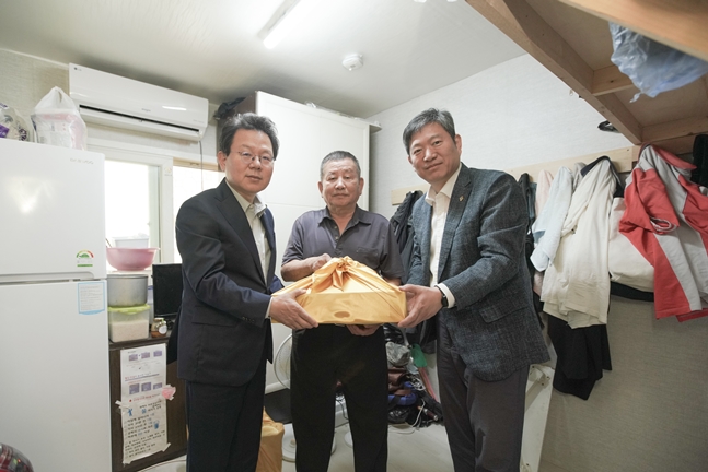 (사진 왼쪽부터) 김광수 NH농협금융지주 회장, 국가유공자, 오진영 서울지방보훈청장ⓒNH농협금융그룹