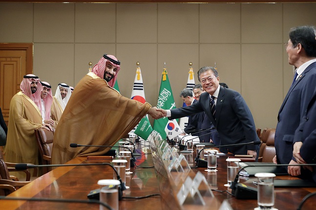 사우디아라비아의 실세인 모하메드 빈 살만(Mohammed Bin Salman) 왕세자가 방한 하루 만에 10조원의 투자 보따리를 풀었다. 증시에서는 제2 중동 특수 기대감이 높아진 가운데 이른바 ‘중동 테마주’도 형성되고 있다.ⓒ청와대