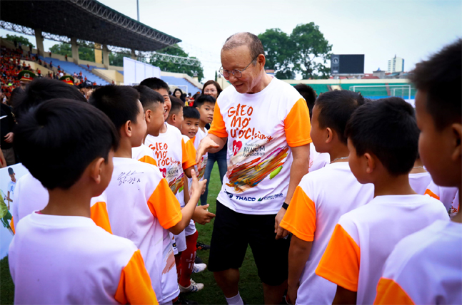 박항서 베트남 축구대표팀 감독이 베트남 뚜엔꽝성에서 열린 '박항서 축구교실'에서 학생들과 악수를 나누고 있다. ⓒ현대오일뱅크