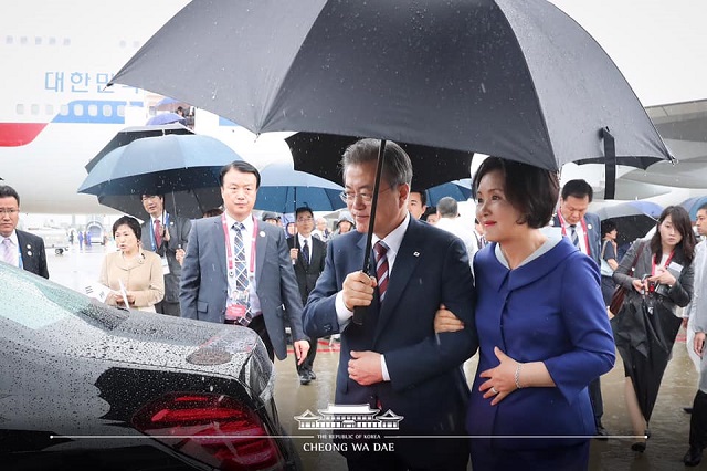 G20 정상회의에 참석차 일본을 방문한 문재인 대통령이 김정숙 여사와 27일 오후 오사카 간사이 국제공항에서 의전차량으로 이동하고 있다.ⓒ청와대
