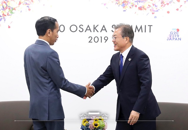 주요 20개국(G20) 정상회의 참석을 위해 일본을 방문한 문재인 대통령이 28일 조코 위도도 인도네시아 대통령과 정상회담에서 악수를 하고 있다. ⓒ청와대