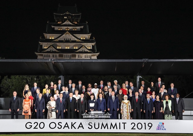 G20정상회의 참석차 일본을 방문 중인 문재인 대통령과 김정숙 여사가 28일 오후 오사카 영빈관에서 열린 G20정상 만찬에서 기념촬영을 하고 있다. 뒤로 오사카성이 보인다. ⓒ청와대