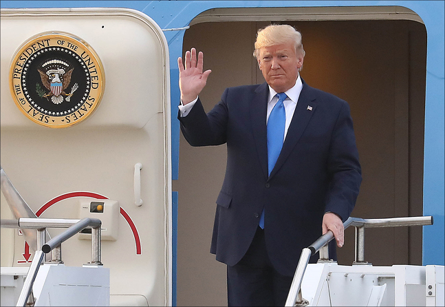 도널드 트럼프 미국 대통령이 29일 경기도 오산공군기지를 통해 입국하고 있다. ⓒ사진공동취재단