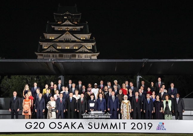 주요 20개국(G20) 정상 내외가 28일 오사카성을 배경으로 기념촬영을 하고 있다. ⓒ청와대