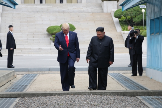 도널드 트럼프 미국 대통령과 북한 김정은 국무위원장이 30일 오후 판문점 군사분계선을 넘고 있다.ⓒ연합뉴스