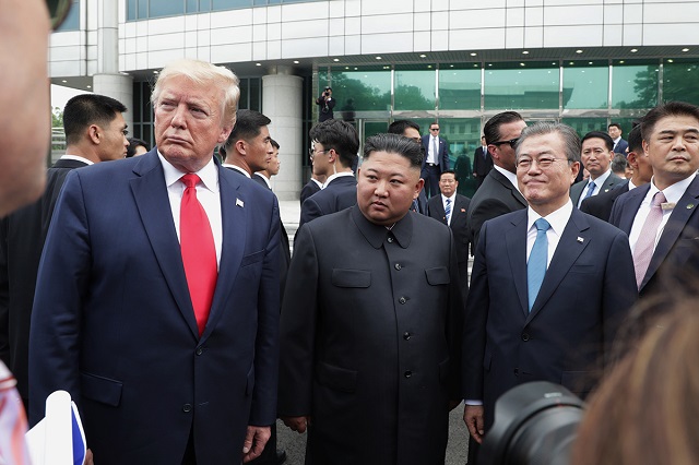 문재인 대통령과 김정은 북한 국무위원장, 도널드 트럼프 미국 대통령이 30일 오후 판문점 남측 자유의 집 앞에서 만나 얘기를 나누고 있다. ⓒ청와대