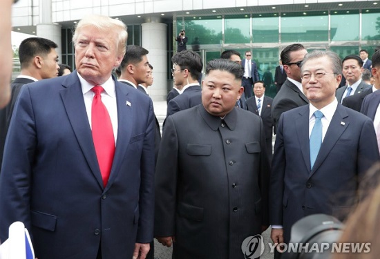 문재인 대통령과 김정은 북한 국무위원장, 도널드 트럼프 미국 대통령이 30일 판문점 남측 자유의 집에서 나오며 얘기를 나누고 있다. ⓒ연합뉴스