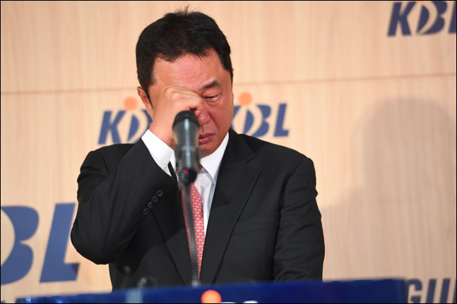전창진 감독이 1일 오후 재정위원회가 끝난 뒤 열린 기자회견에서 눈물을 흘리고 있다. ⓒ KBL
