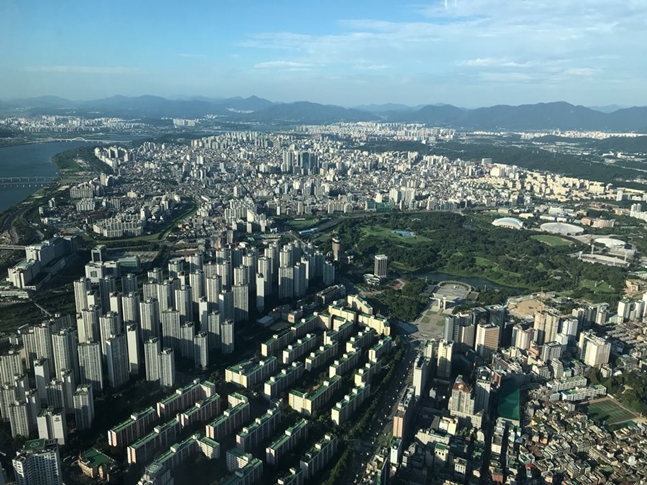 정부의 규제 등 악재만 잇따르는  도시성비시장의 규모가 갈수록 줄어드는 추세다. 서울 아파트 전경. ⓒ권이상 기자
