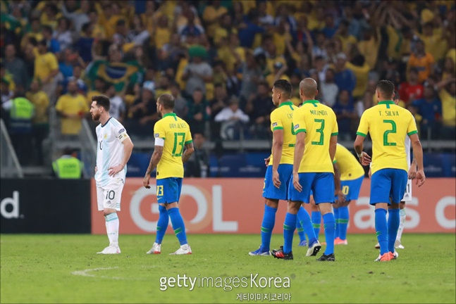 [브라질 아르헨티나] 패배 후 메시가 아쉬움을 곱씹고 있다. ⓒ 게티이미지 