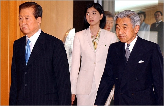 2002년 7월 2일 한일 월드컵과 관련해 일본 도쿄를 방문한 김대중 전 대통령과 아키히토 일왕이 접견장으로 입장하는 모습 ⓒ연합뉴스
