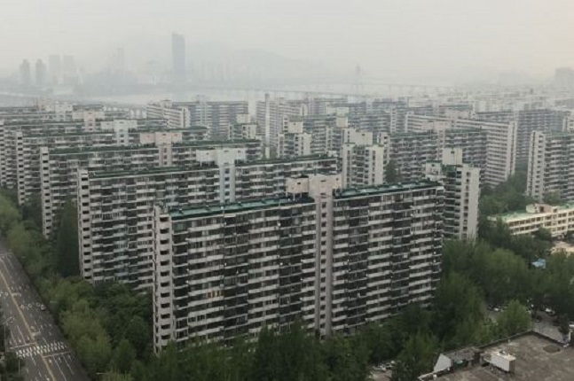 올 상반기 서울 아파트 매매 실거래건수는 1만594건으로 지난해 같은 기간 4만5555건 대비 무려 76.7%가 감소했다. 서울의 한 재건축 단지 모습.ⓒ연합뉴스