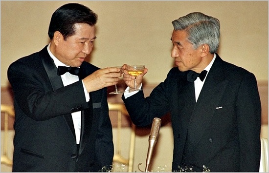 1998년 10월 7일 일본 도쿄를 방문한 김대중 전 대통령과 아키히토 일왕이 만찬에서 건배하는 모습 ⓒ연합뉴스
