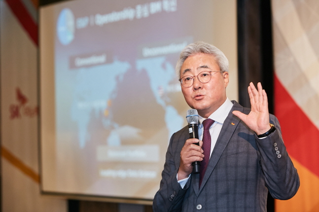 김준 SK이노베이션 총괄사장이 지난 5월 열린 ‘SK이노베이션 2019 기자간담회’에서 ‘그린밸런스 독한 혁신’을 통한 경제적가치+사회적가치 창출계획을 설명하고 있다.ⓒSK이노베이션