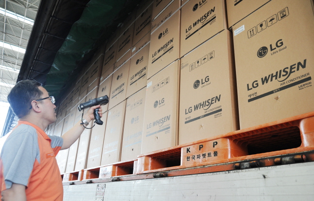 LG전자 한 직원이 지난 5월 24일 경남 창원사업장에서 출하된 휘센 씽큐 에어컨을 검수하고 있다.ⓒLG전자