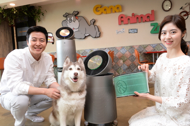 LG전자 모델들이 반려동물을 키우는 고객들을 위해 ‘퓨리케어 360o 공기청정기 펫’를 소개하고 있다.ⓒLG전자