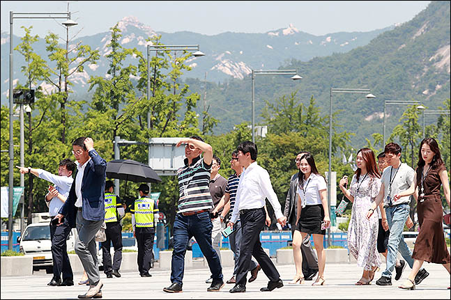 서울과 경기, 강원 지역에 올해 첫 폭염경보가 발효된 5일 서울 종로구 광화문 광장에 시민들이 지나가고 있다. ⓒ데일리안 류영주 기자