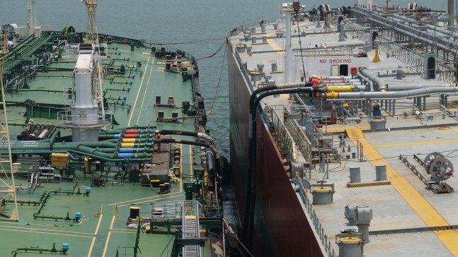 SK트레이딩인터내셔널이 임차한 선박(왼쪽)이 해상 블렌딩을 위한 중유를 다른 유조선에서 수급 받고 있다.ⓒSK트레이딩인터내셔널