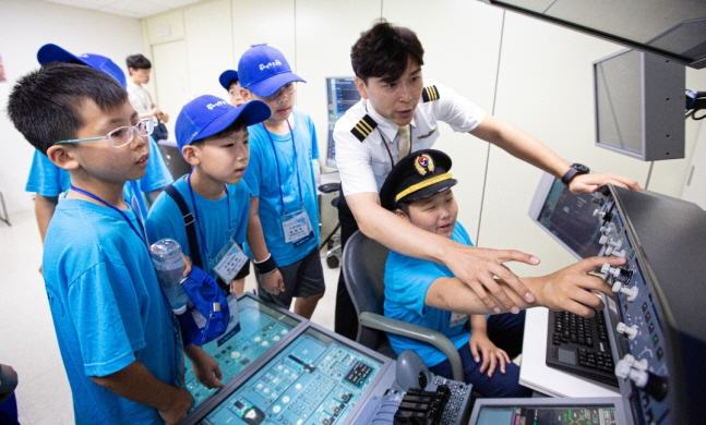 6일 서울 공항동 본사 및 객실훈련센터에서 진행된 대한항공 청소년 항공교실에 참가한 초등학생들이 교관으로부터 조종 교육을 받고 있다.ⓒ대한항공