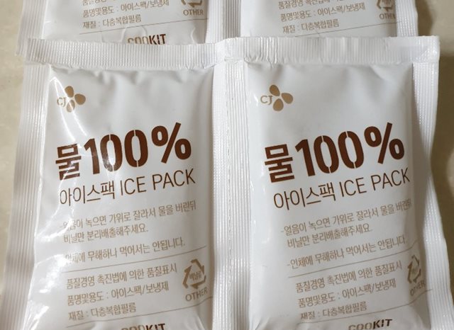함께 동봉된 물 100% 아이스팩. ⓒ데일리안 김유연 기자