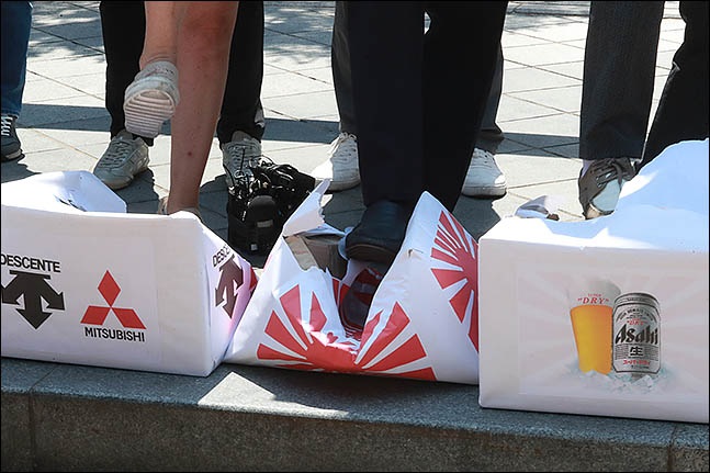중소상인과 자영업자들이 지난 5일 오전 서울 종로구 주한 일본대사관 앞에서 일본 제품 불매 운동 선언 기자회견을 열고 일본제품의 로고가 붙어 있는 상자를 밟고 있다. ⓒ데일리안 류영주 기자