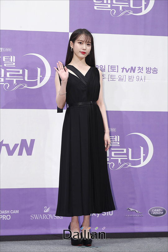 배우 이지은(아이유)이 8일 오후 서울 강남구 임피리얼팰리스에서 열린 tvN토일드라마 '호텔 델루나' 제작발표회에서 포토타임을 갖고 있다. ⓒ데일리안 홍금표 기자