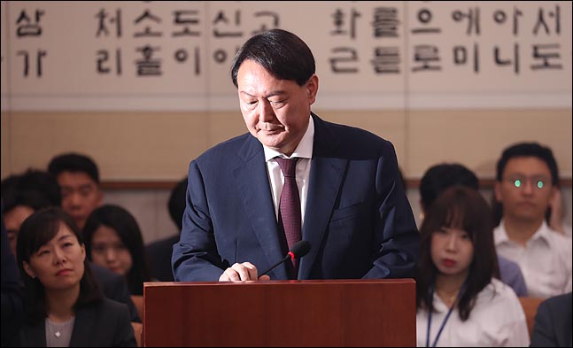 윤석열 검찰총장 후보자가 8일 국회에서 열린 인사청문회에서 의원들의 질의를 듣고 있다. ⓒ데일리안 박항구 기자