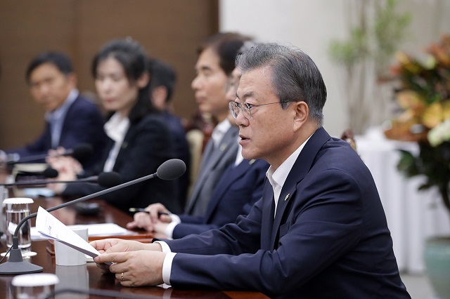 문재인 대통령은 8일 청와대 수석보좌관회의에서 일본의 보복성 수출규제 조치에 대해 "한국 기업들에 피해가 실제로 발생할 경우 우리 정부로서도 필요한 대응을 하지 않을 수 없을 것"이라고 밝혔다.(자료사진)ⓒ청와대