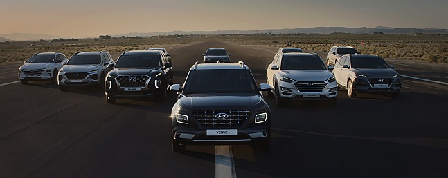 가족으로 인정받은 ‘베뉴’가 현대자동차 SUV 패밀리(왼쪽부터 넥쏘, 싼타페, 팰리세이드, 베뉴, 투싼, 코나)와 함께 활주로를 달리는 모습 ⓒ현대자동차