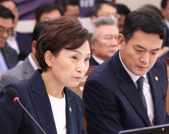 김현미 국토교통부 장관(왼쪽)이 8일 오전 열린 국회 국토교통위원회 전체회의에 참석해 의사진행발언을 경청하고 있다.ⓒ연합뉴스