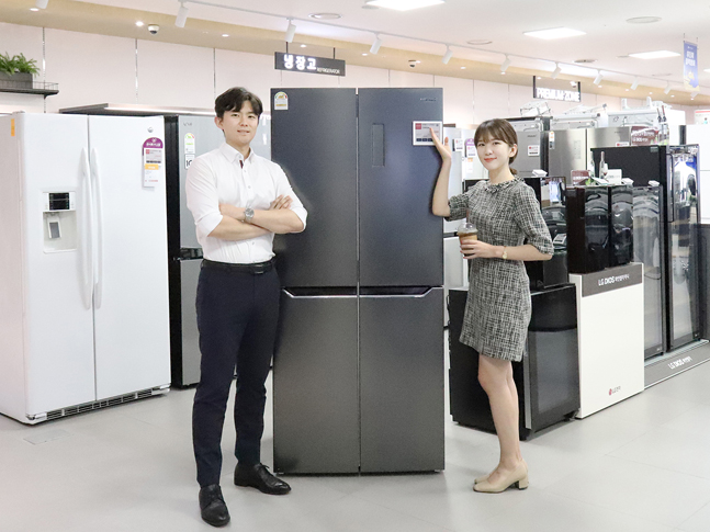 롯데하이마트 대치점에서 모델들이 하이메이드 블랙에디션 4도어 냉장고를 선보이고 있다.ⓒ롯데하이마트