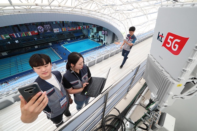 KT 직원들이 2019 광주 FINA세계수영선수권대회가 열리는 남부대학교 수영장에서 5세대 이동통신(5G) 네트워크를 점검하고 있다.ⓒKT