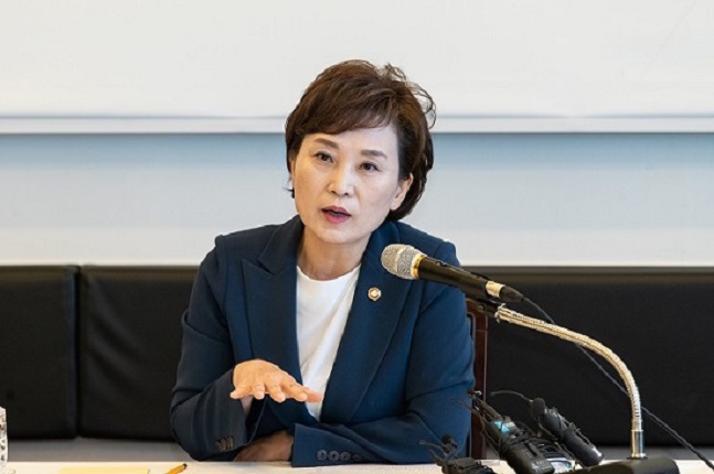 김현미 국토교통부 장관(사진)은 지난 8일 열린 국회 국토교통위원회 전체회의에서 “민간 택지 아파트에도 분양가 상한제 도입을 검토할 때가 됐다”고 밝혔다.ⓒ국토교통부