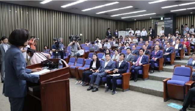 나경원 자유한국당 원내대표가 9일 국회에서 열린 의원총회에서 발언하고 있다.ⓒ연합뉴스