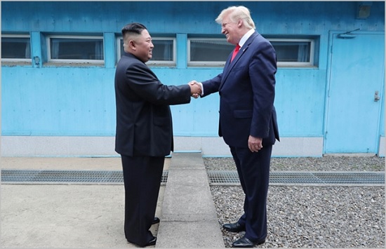 도널드 트럼프 미국 대통령과 김정은 북한 국무위원장이 지난달 30일 판문점에서 회동하고 있다. ⓒ조선중앙통신