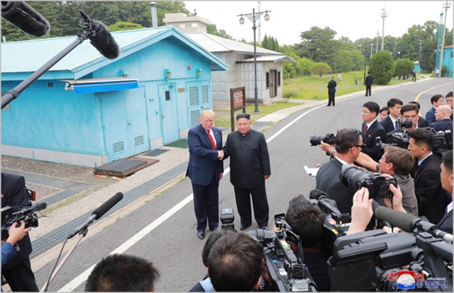 도널드 트럼프 미국대통령과 김정은 북한 국무위원장이 지난달 30일 판문점에서 회동하고 있다. ⓒ조선중앙통신
