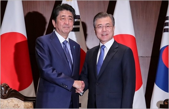 문재인 대통령과 아베 신조 일본 총리 ⓒ청와대 