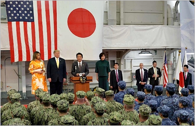 도널드 트럼프 미국 대통령이 지난 5월 일본 가나가와현 요코스카항에 정박 중인 해상자위대 호위함 가가함을 방문하고 있다. ⓒ주일미군 트위터