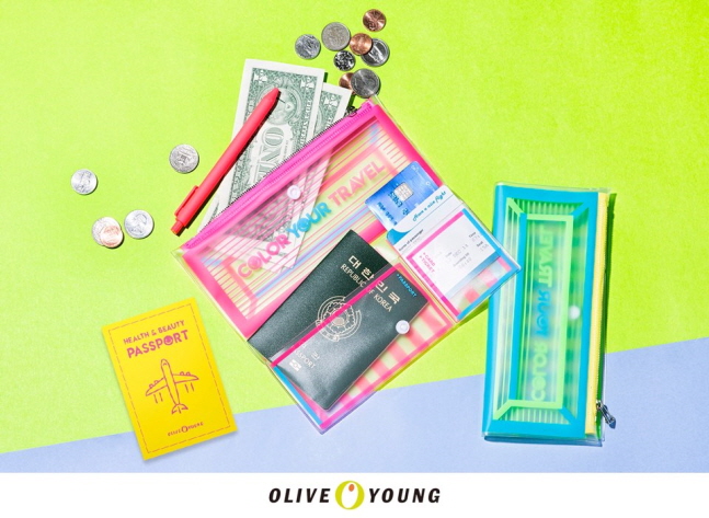 헬스앤뷰티(H&B) 스토어 올리브영은 다용도 여행 지갑을 특가에 한정 수량 제공하는 ‘멀티 트래블 월렛’ 프로모션을 진행한다고 12일 밝혔다. ⓒ올리브영