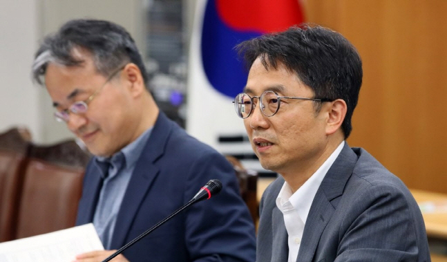 박준식 최저임금위원장이 12일 세종시 정부세종청사 최저임금위원회 전원회의실에서 브리핑하고 있다.ⓒ연합뉴스
