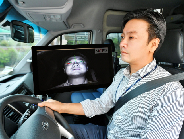 현대모비스 연구원이 운전자 동공추적과 안면인식이 가능한 ‘운전자 부주의 경보시스템’을 상용차에 적용해 시험하고 있다.ⓒ현대모비스